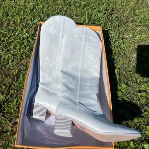 White Chase+Chloe cowgirl boots, size 7.5 worn once